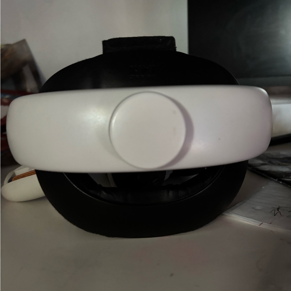 Black and White Standalone VR Headset with Ergonomic Design